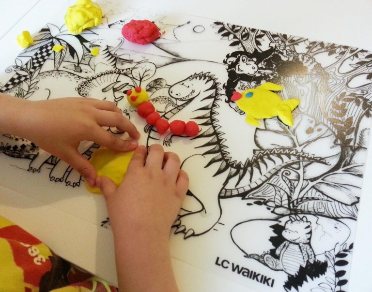 TAPETE REUTILIZABLE PARA COLOREAR EDAD JURÁSICA (+3 AÑOS)