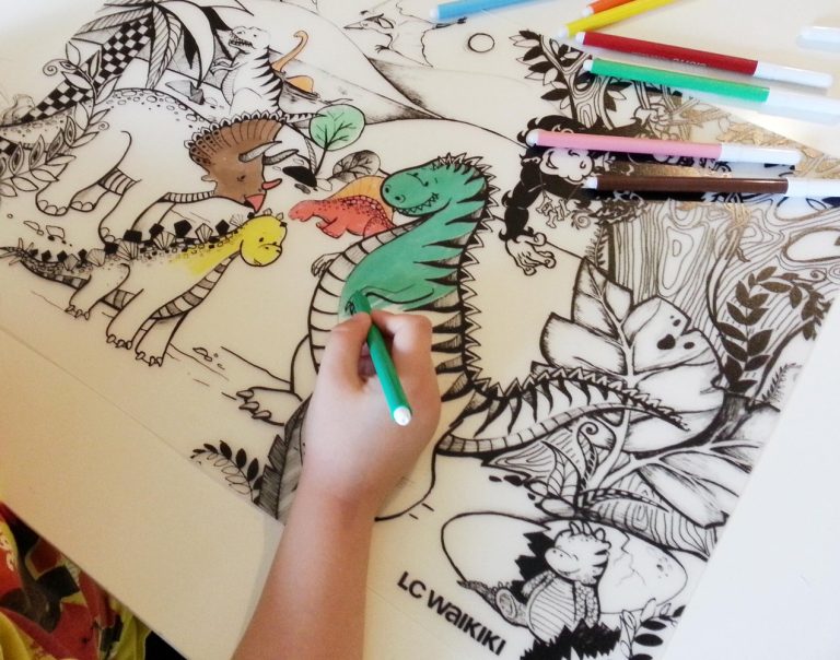 TAPETE REUTILIZABLE PARA COLOREAR EDAD JURÁSICA (+3 AÑOS)