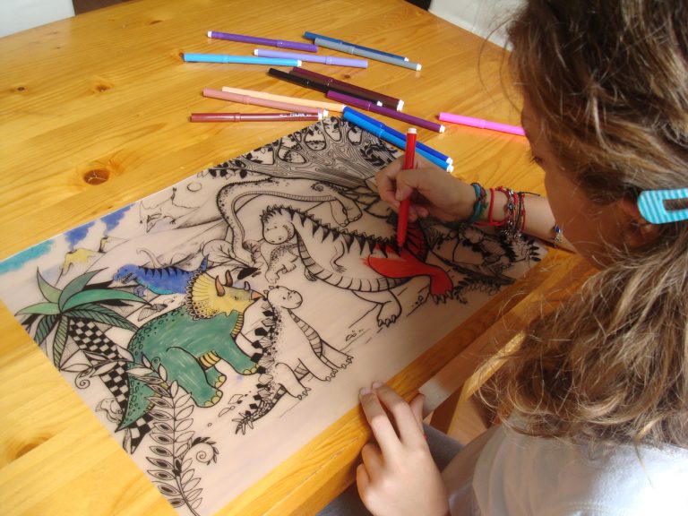 TAPETE REUTILIZABLE PARA COLOREAR EDAD JURÁSICA (+3 AÑOS)