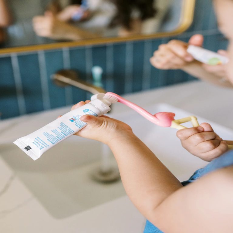 Cepillo de Dientes para Bebés y Niños Pequeños 1-4 años Flamenco rosado Dr. Brown's