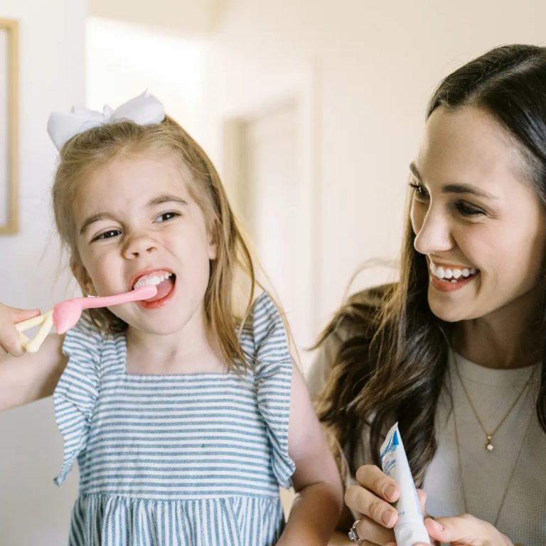 Cepillo de Dientes para Bebés y Niños Pequeños 1-4 años Flamenco rosado Dr. Brown's