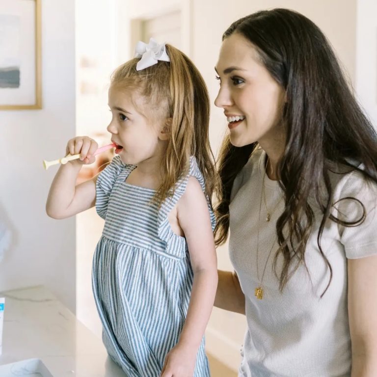 Cepillo de Dientes para Bebés y Niños Pequeños 1-4 años Flamenco rosado Dr. Brown's