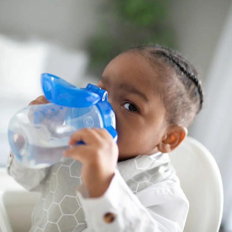 Vaso con asas y boquilla blanda 270ml 9M+ Dr. Brown's, Azul y Rosado