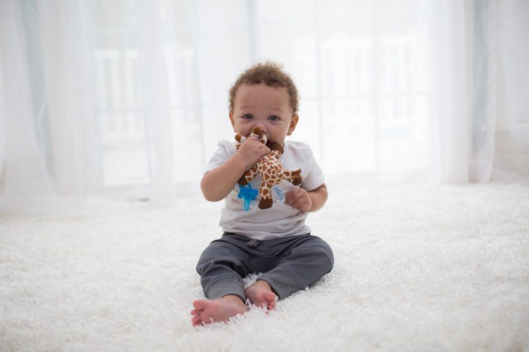 Peluche Sujeta-chupetes Jirafa Dr. Brown's (incluye chupete 1 pieza azul)