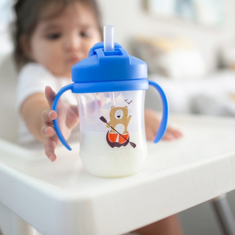 1er Vaso con asas y pajita 270ml 6M+ Dr. Brown's, Azul Crayola y Rosado Malva