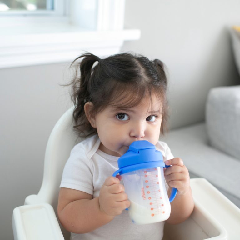 1er Vaso con asas y pajita 270ml 6M+ Dr. Brown's, Azul Crayola y Rosado Malva