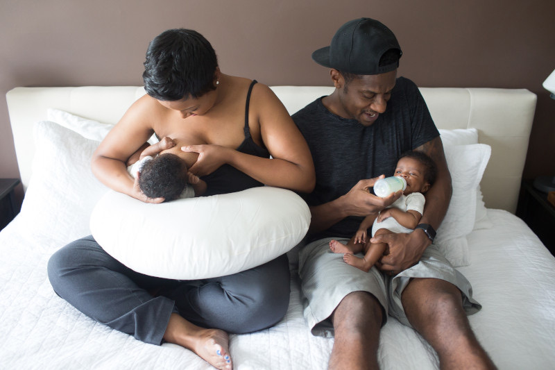 Papá y mamá alimentando a sus gemelos con mamaderas Dr. Brown's Options+ Narrow