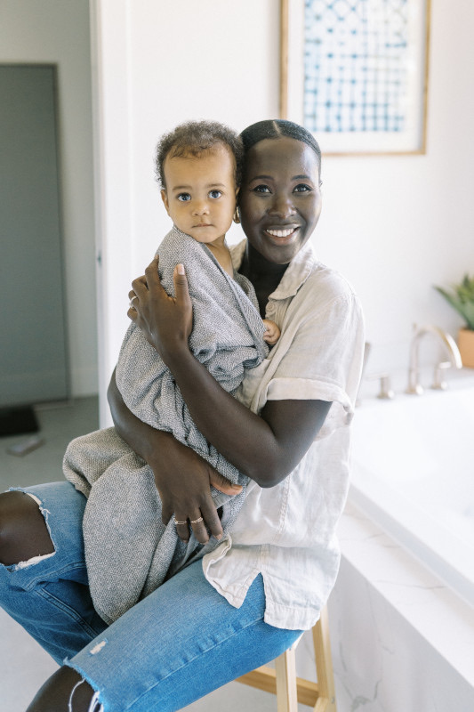 Baño suave del bebé como parte esencial de la rutina de cuidado de la piel