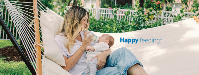 Bebé tranquilo y satisfecho siendo alimentado con mamadera Dr. Brown's Options+ boca ancha