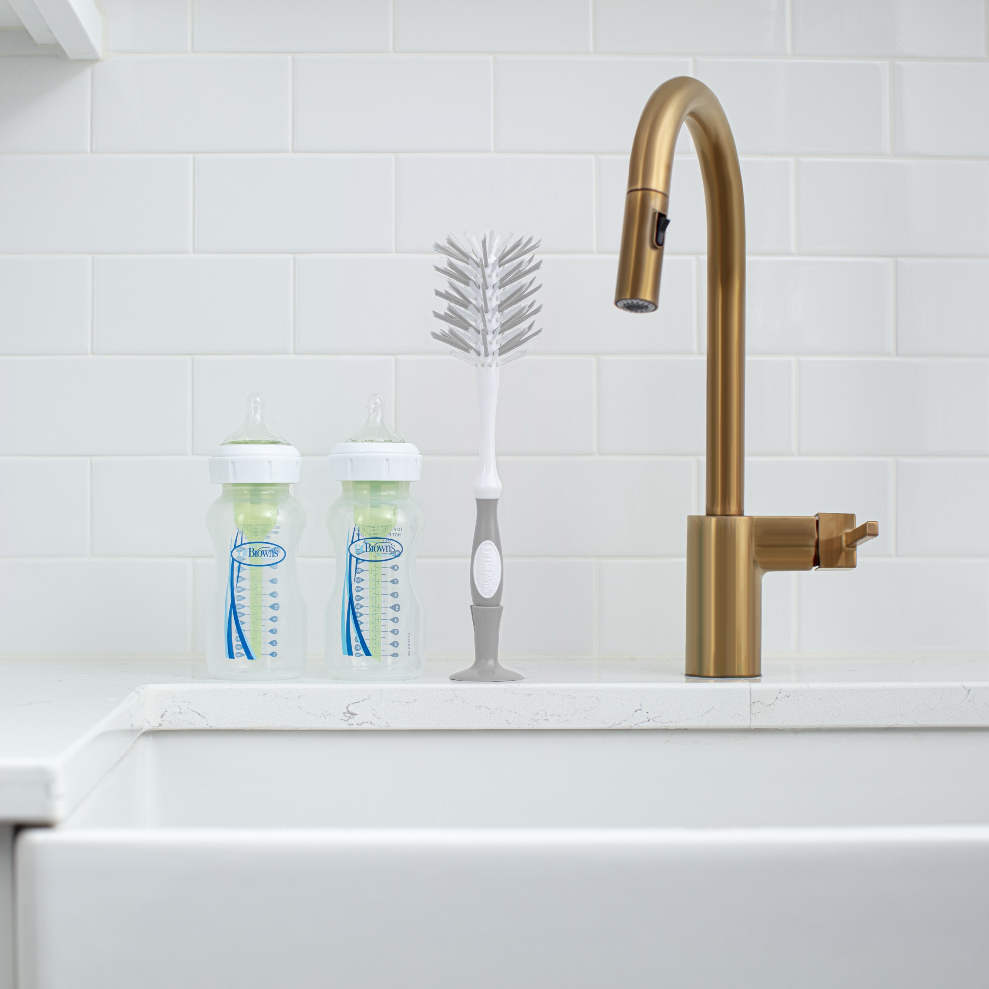 Mamaderas Dr. Brown's y cepillo Deluxe listos para lavar junto al lavaplatos