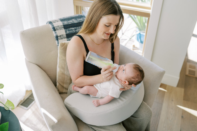 Posición correcta para dar mamadera con almohada de apoyo