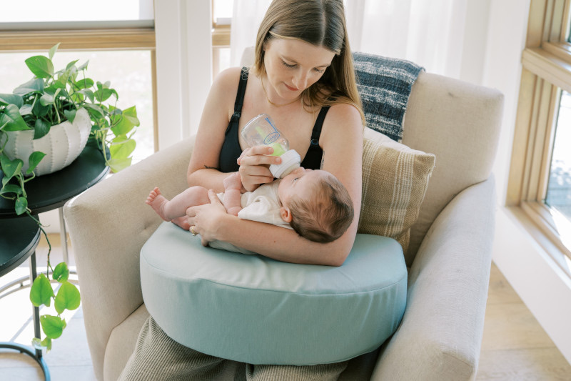 Posición paced feeding con mamadera boca ancha Dr. Brown's Options+