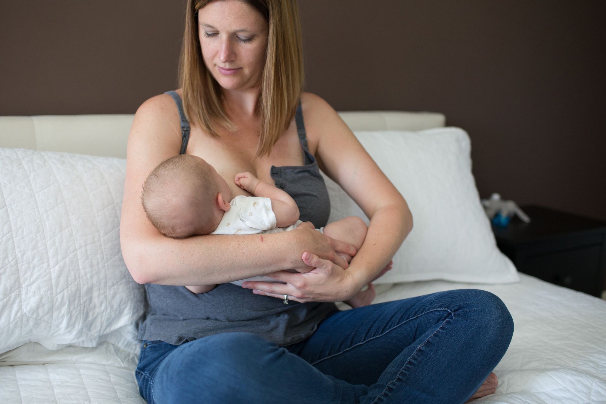 Bebé en lactancia mixta alternando entre pecho y mamadera Dr. Brown's