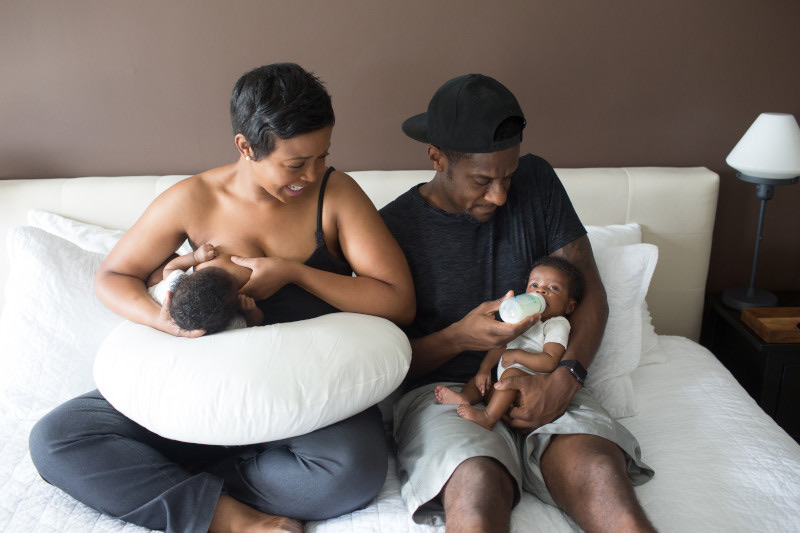 Bebé aceptando mamadera Dr. Brown's después de lactancia materna