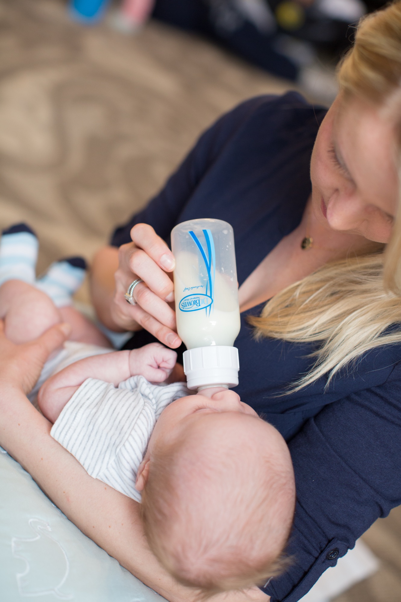 Mamá dando mamadera Dr. Brown's Original a su recién nacido antes de hacerlo eructar