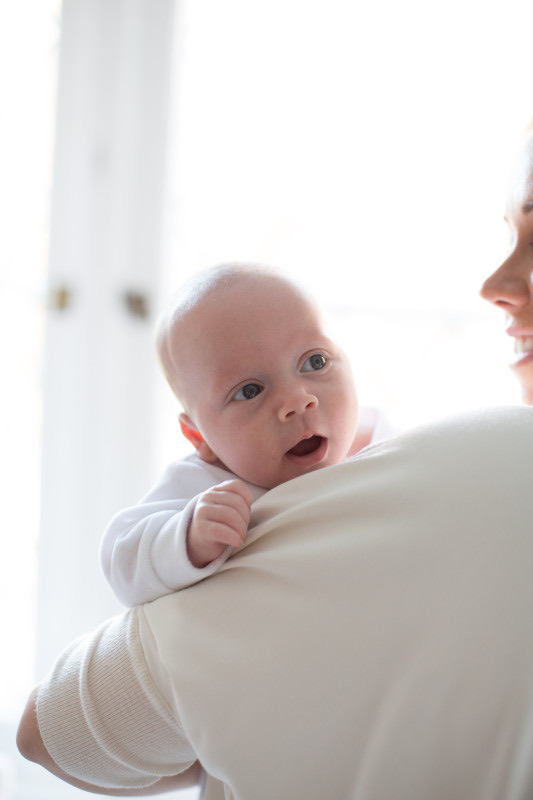 Padre sosteniendo a su bebé recién nacido sobre el hombro durante el cuarto trimestre