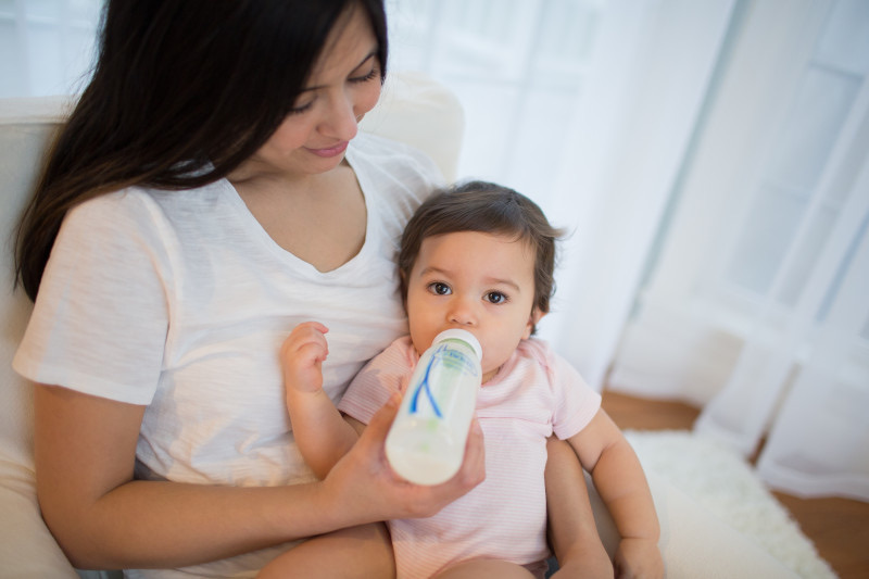 Posición semi-inclinada para reducir reflujo y regurgitación en el bebé