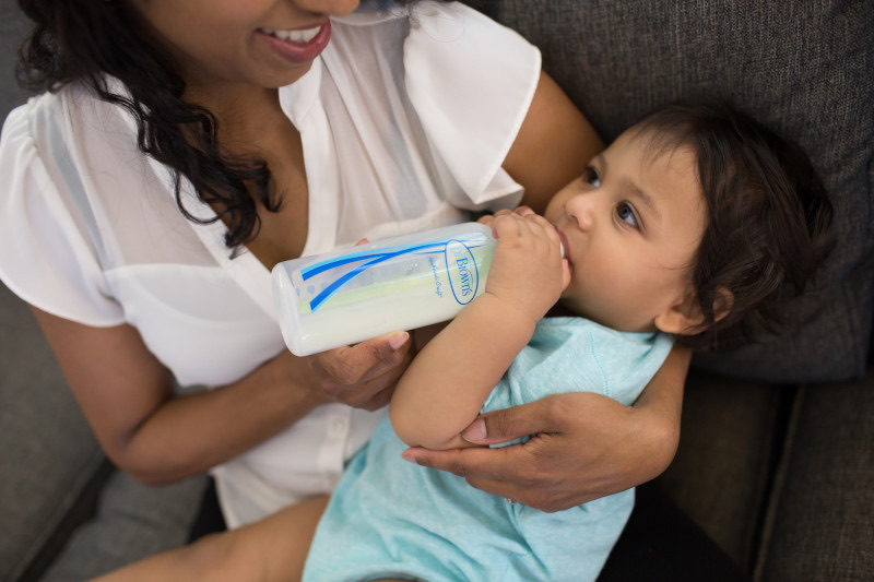 Mamadera Dr. Brown's con sistema anticólico para bebés con reflujo gastroesofágico