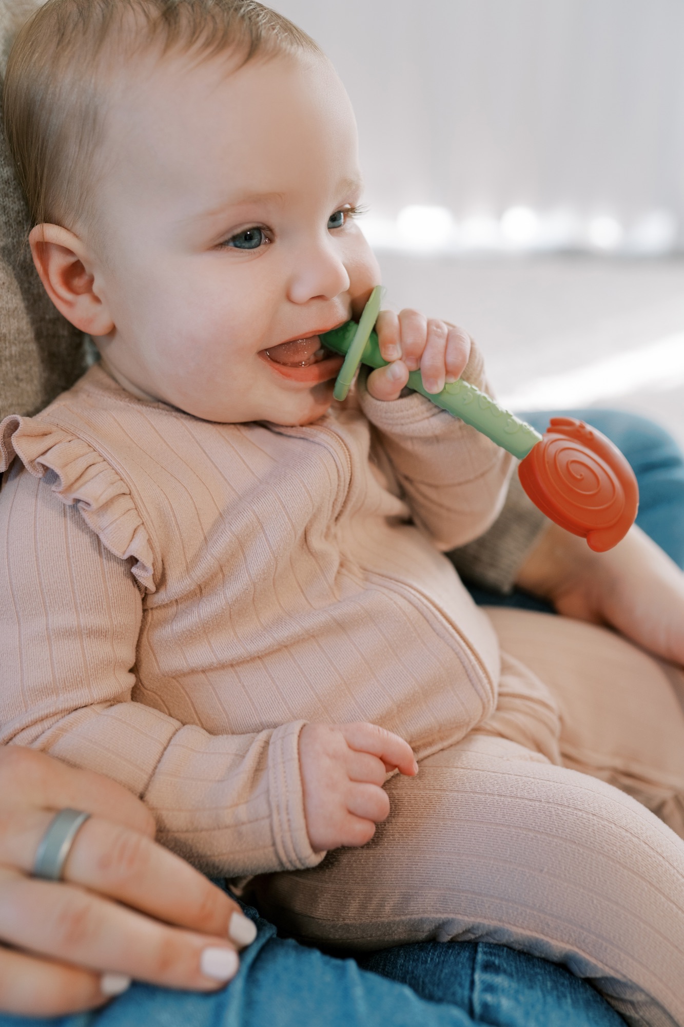 Mordedor de silicona Dr. Brown's Snail Teether con diferentes texturas para aliviar la dentición