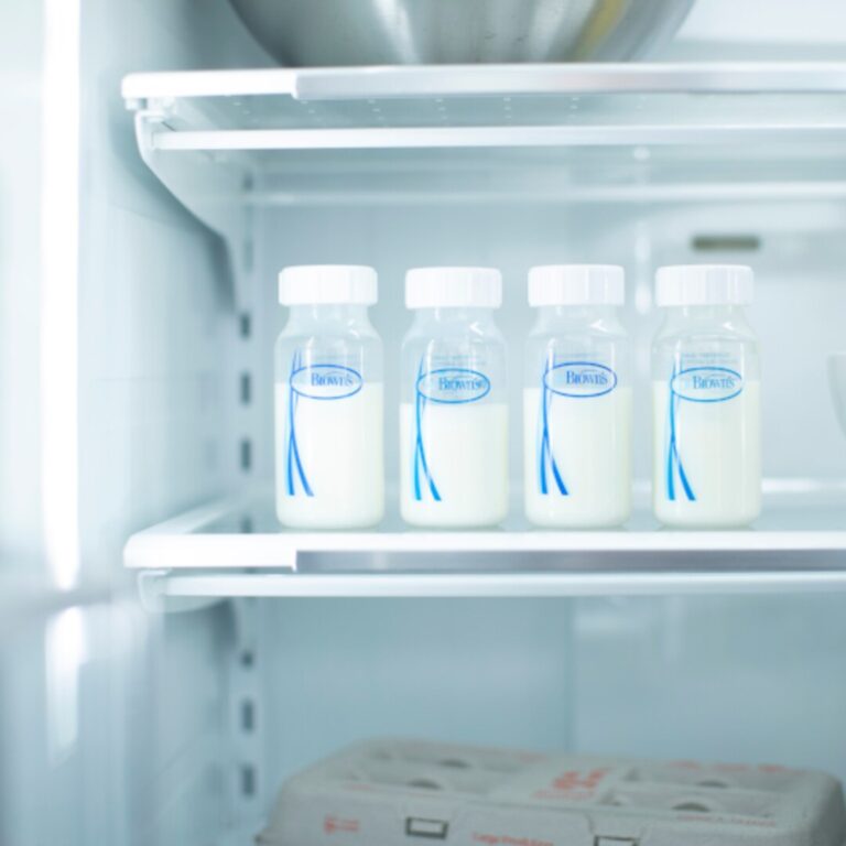 Cuatro botellas recolectoras de leche materna de Dr. Brown's en el refrigerador