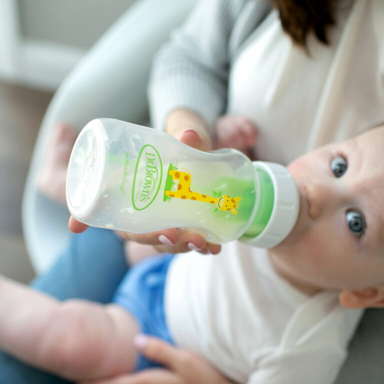 Guagua tomando de una mamadera Options+ boca ancha de 270 ml con diseño de jirafa de Dr. Brown's