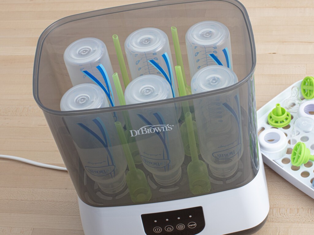 Esterilizador y secador eléctrico Dr. Brown's cargado con seis mamaderas y sus piezas